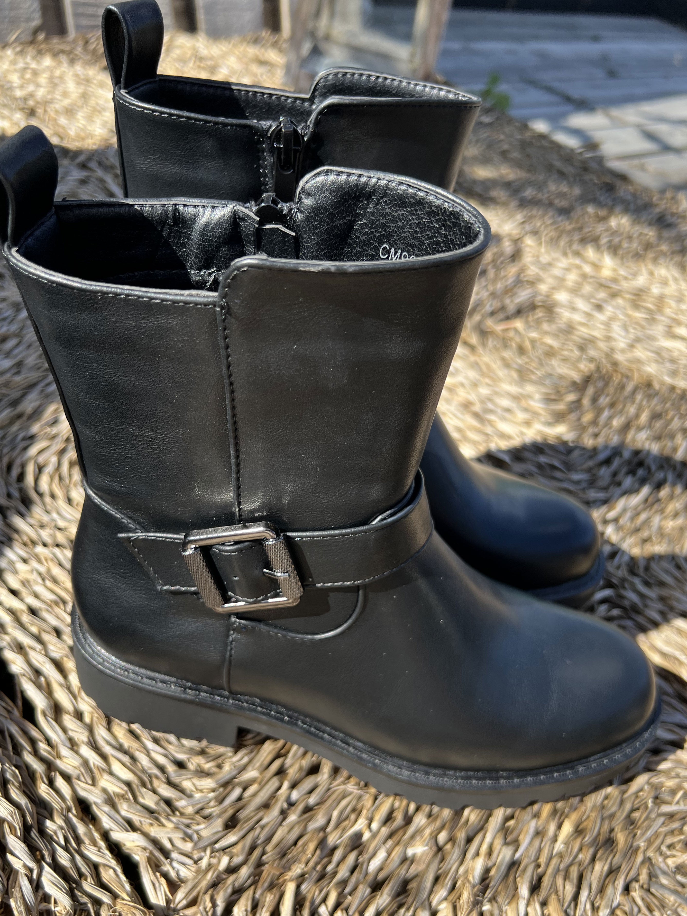 Lea - Coola stövlar med guldspänne